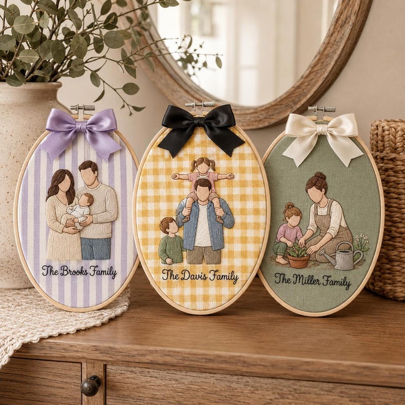 Puede incluir: Tres bastidores de bordado ovalados con retratos familiares personalizados. El izquierdo tiene rayas moradas y un lazo lavanda. El central tiene un patr&oacute;n de cuadros amarillos y un lazo negro. El derecho es verde liso con un lazo blanco.
