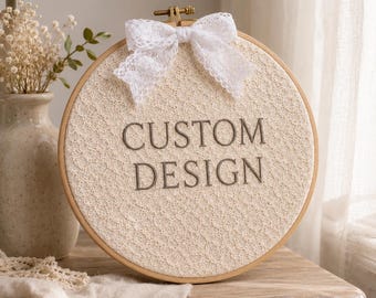 Letrero personalizado con aro de bordado, nombre personalizado, logotipo, decoración de pared con foto, aro con lazo de tela a rayas, regalo para la habitación del bebé, decoración para bodas o baby showers.