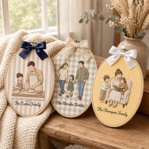 Puede incluir: Tres bastidores de bordado ovalados con retratos familiares personalizados. El primero muestra a la familia Carter horneando, el segundo a la familia Morales caminando y el tercero a la familia Thompson leyendo. Cada bastidor tiene un lazo decorativo.
