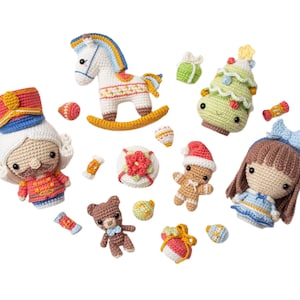 Puede incluir: Una colección de artículos de ganchillo que incluye un cascanueces, un caballo balancín, un árbol de Navidad, un hombre de jengibre, una muñeca con un lazo azul, un osito de peluche y varios pequeños regalos envueltos y caramelos en rojo, verde, azul y marrón.