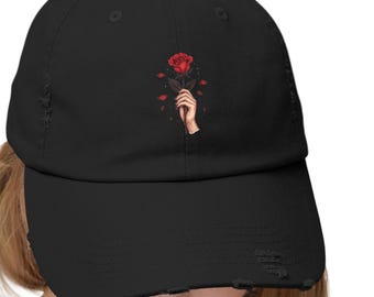 Une main tenant une casquette de rose | Bonnet rose vieilli, broderie florale