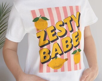 T-shirt graphique Zesty Babe citron | Rayures rétro, motif agrumes, chemise d'été à la mode