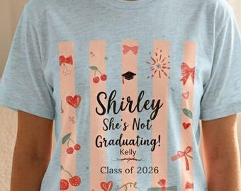 T-shirt à rayures fleuri Shirley Elle n'a pas son diplôme personnalisé | Cadeau personnalisé pour personnes âgées
