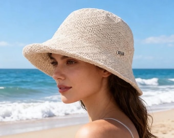 Chapéu bucket feminino com aba enrolada, proteção UV, leve, dobrável e com tamanho ajustável. Presente surpresa.