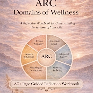 Può includere: Un set di tre tazze in ceramica con finitura maculata e opaca. Le tazze sono in tonalità crema, grigio chiaro e grigio scuro. Ogni tazza ha un design semplice e minimalista, perfetto per caffè o tè.