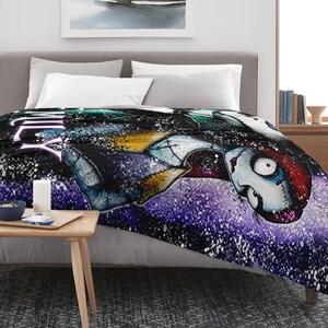 Peut inclure: Une couverture avec une illustration color&eacute;e d'un personnage aux traits cousus, sur un fond &eacute;toil&eacute; violet et noir. Le motif comprend le mot "Forever" en blanc, texte stylis&eacute;.