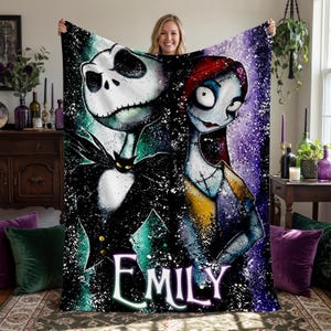 Peut inclure: Une couverture noire et blanche repr&eacute;sentant Jack Skellington et Sally de L'&Eacute;trange No&euml;l de Monsieur Jack, avec le nom "EMILY" en &eacute;criture blanche. Le fond est color&eacute; avec un style &eacute;clabouss&eacute;.