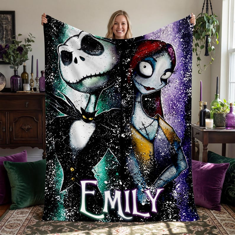 Peut inclure: Une couverture noire et blanche repr&eacute;sentant Jack Skellington et Sally de L'&Eacute;trange No&euml;l de Monsieur Jack, avec le nom "EMILY" en &eacute;criture blanche. Le fond est color&eacute; avec un style &eacute;clabouss&eacute;.