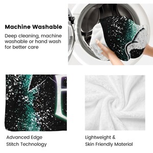Peut inclure: Une couverture &agrave; motifs noirs et verts est lav&eacute;e dans une machine &agrave; laver. La couverture porte le texte "Machine Washable" et "Advanced Edge Stitch Technology". La couverture est faite d'un mat&eacute;riau l&eacute;ger et doux pour la peau.