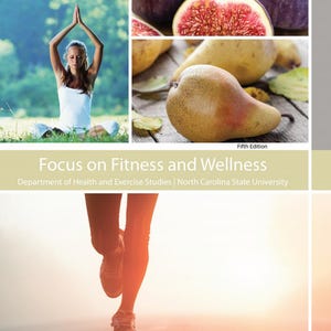 Peut inclure: Une couverture de livre intitulée "Focus on Fitness and Wellness". L'image comprend une femme en posture de yoga, des gros plans de figues et de poires, et un coureur. Le texte comprend également "Fifth Edition" et le département de l'université.