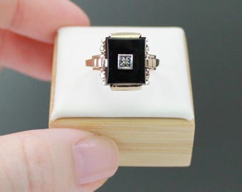 Vintage 10k Gold Black Onyx Ring With Diamond Accent - SIZE 7.75
