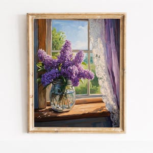 Peut inclure: Peinture encadrée représentant un bouquet de lilas violets dans un bocal en verre transparent sur un rebord de fenêtre en bois. La fenêtre révèle une scène extérieure ensoleillée avec un ciel bleu et un feuillage vert, et un rideau en dentelle.