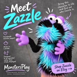 Könnte beinhalten: Eine flauschige Monster-Handpuppe mit schwarzem, violettem und türkisfarbenem Fell, großen weißen Augen mit violetten Pupillen und violetten Händen. Die Puppe wird mit zwei dünnen Metallstäben geführt. Der Text lautet Meet Zazzle, MonstersPlay und Shop Zazzle on Etsy.