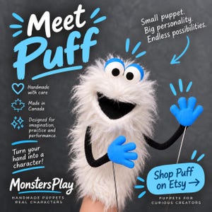 Könnte beinhalten: Eine weiße, zottelige Handpuppe in Monsterform mit großen weißen Augen, blauen Augenlidern und einem schwarzen Mund. Sie hat dünne schwarze Arme und blaue Hände. Der Text auf dem Bild enthält: Meet Puff, Small puppet. Big personality. Endless possibilities., und MonstersPlay.