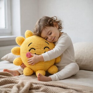 Handgjord virkad solplysch | Söt amigurumi solskensdocka | Mjuk gul leende leksak | Barnkammardekoration | Mysig heminredning bild 7