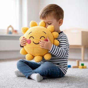 Handgjord virkad solplysch | Söt amigurumi solskensdocka | Mjuk gul leende leksak | Barnkammardekoration | Mysig heminredning bild 11
