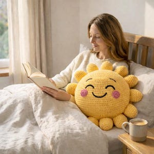 Handgjord virkad solplysch | Söt amigurumi solskensdocka | Mjuk gul leende leksak | Barnkammardekoration | Mysig heminredning bild 6