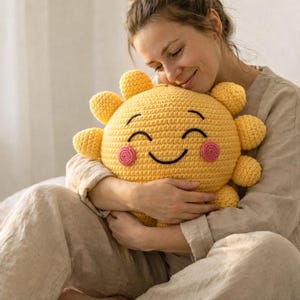 Handgjord virkad solplysch | Söt amigurumi solskensdocka | Mjuk gul leende leksak | Barnkammardekoration | Mysig heminredning bild 5