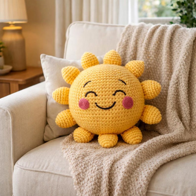 Handgjord virkad solplysch | Söt amigurumi solskensdocka | Mjuk gul leende leksak | Barnkammardekoration | Mysig heminredning bild 2