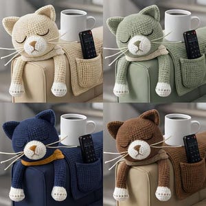 Puede incluir: Cuatro organizadores de reposabrazos de gato de ganchillo en beige, verde, azul marino y marrón. Cada gato tiene los ojos cerrados, un hocico blanco y una bufanda. Una taza blanca y un mando a distancia están en el reposabrazos.