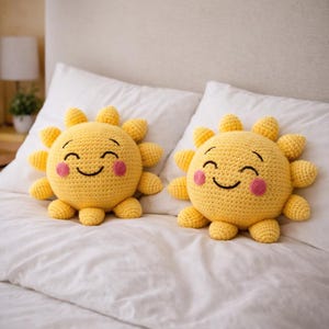 Handgjord virkad solplysch | Söt amigurumi solskensdocka | Mjuk gul leende leksak | Barnkammardekoration | Mysig heminredning bild 10