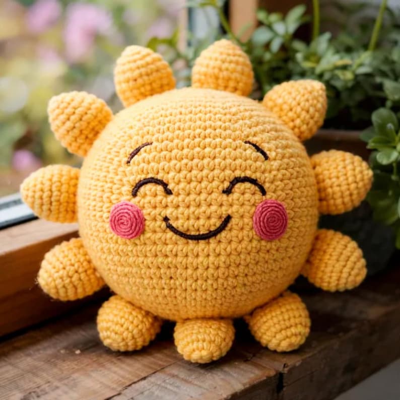 Handgjord virkad solplysch | Söt amigurumi solskensdocka | Mjuk gul leende leksak | Barnkammardekoration | Mysig heminredning bild 13