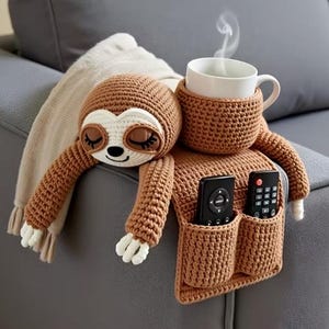 Patrón de crochet para organizador de sofá con forma de perezoso / Lindo organizador para reposabrazos con forma de perezoso / Soporte para bolsillo de sofá (PDF)