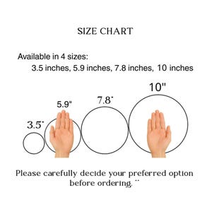 Puede incluir: Tabla de tallas con cuatro c&iacute;rculos que representan tama&ntilde;os: 3,5 pulgadas (8,9 cm), 5,9 pulgadas (15 cm), 7,8 pulgadas (19,8 cm) y 10 pulgadas (25,4 cm). Manos dentro de los c&iacute;rculos para la escala. Texto: "Por favor, decide cuidadosamente tu opci&oacute;n preferida antes de ordenar."