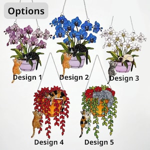 Puede incluir: Dise&ntilde;os de macetas colgantes de vidrieras con gatos y flores. Las opciones incluyen orqu&iacute;deas moradas, azules y blancas, y follaje rojo y verde. Cada dise&ntilde;o tiene una combinaci&oacute;n diferente de gato y flor. La palabra "Opciones" est&aacute; en la parte superior.