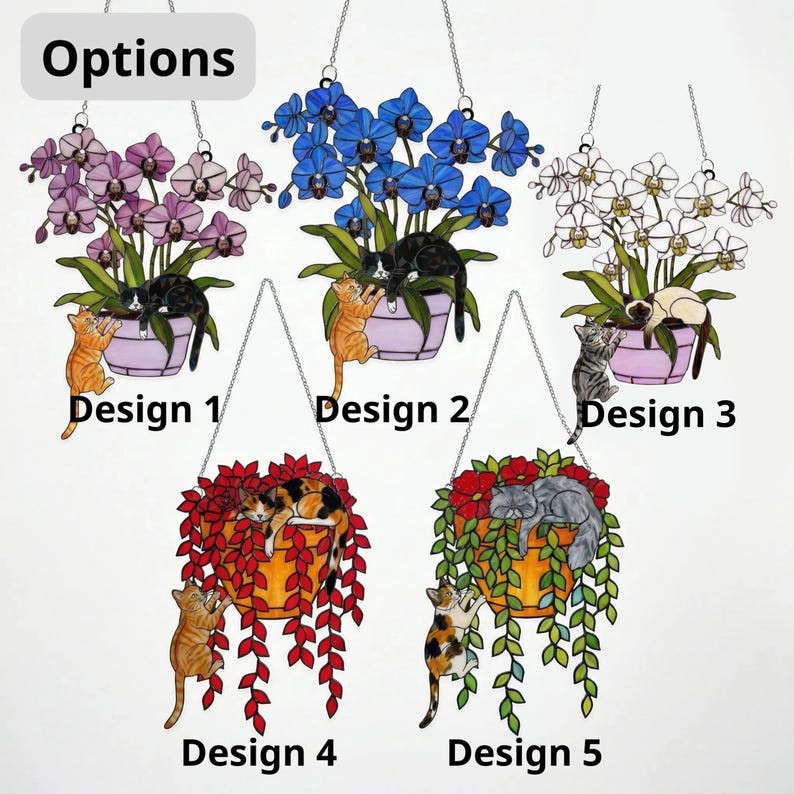 Puede incluir: Dise&ntilde;os de macetas colgantes de vidrieras con gatos y flores. Las opciones incluyen orqu&iacute;deas moradas, azules y blancas, y follaje rojo y verde. Cada dise&ntilde;o tiene una combinaci&oacute;n diferente de gato y flor. La palabra "Opciones" est&aacute; en la parte superior.
