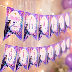 Puede incluir: Una guirnalda de cumplea&ntilde;os con tem&aacute;tica de sirenas en tonos morados y azules, con las palabras "Happy Birthday" y "Amelia's 5th Birthday". Cada bander&iacute;n presenta una ilustraci&oacute;n de sirena y elementos florales. La guirnalda est&aacute; ensartada en un fino cord&oacute;n de color natural.