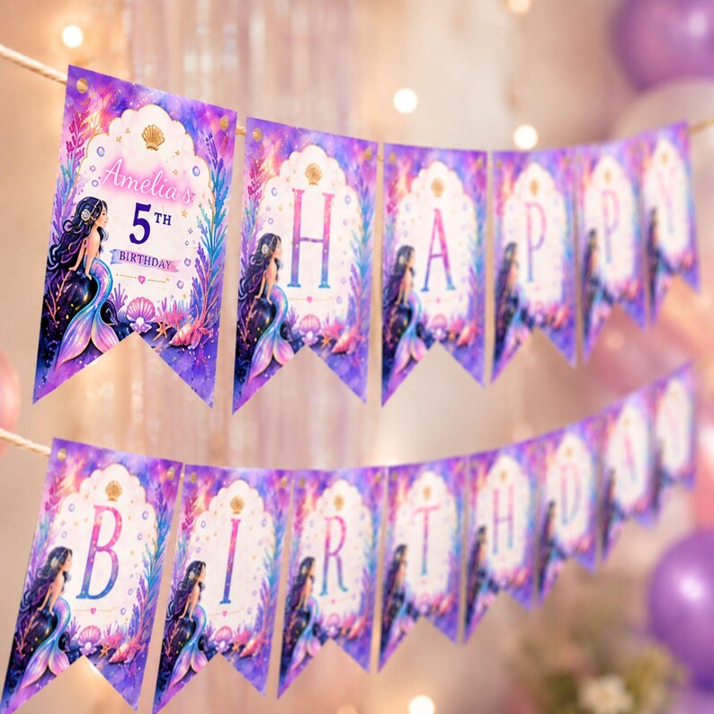 Puede incluir: Una guirnalda de cumplea&ntilde;os con tem&aacute;tica de sirenas en tonos morados y azules, con las palabras "Happy Birthday" y "Amelia's 5th Birthday". Cada bander&iacute;n presenta una ilustraci&oacute;n de sirena y elementos florales. La guirnalda est&aacute; ensartada en un fino cord&oacute;n de color natural.