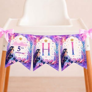 Puede incluir: Una guirnalda de cumplea&ntilde;os con tem&aacute;tica de sirenas con tres banderines. Cada bander&iacute;n presenta una ilustraci&oacute;n de sirena, las letras "H" e "I", y el texto "Amelia's 5th Birthday!". La guirnalda est&aacute; decorada con colores morado, rosa y azul.