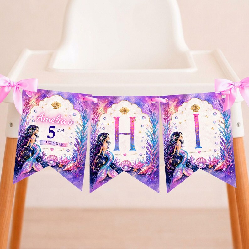 Puede incluir: Una guirnalda de cumplea&ntilde;os con tem&aacute;tica de sirenas con tres banderines. Cada bander&iacute;n presenta una ilustraci&oacute;n de sirena, las letras "H" e "I", y el texto "Amelia's 5th Birthday!". La guirnalda est&aacute; decorada con colores morado, rosa y azul.