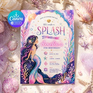 以下が含まれることがあります： 「Let's make a SPLASH」と「Amelia's 5th Birthday!」のテキストが入った人魚をテーマにした誕生日招待状。招待状には、人魚のイラスト、サンゴ、貝殻が紫、青、ピンクの色合いで描かれています。
