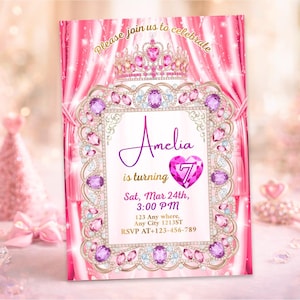 以下が含まれることがあります： ピンク色のプリンセスをテーマにした誕生日招待状。王冠、宝石、そして「Amelia」の名前が特徴です。「Please join us to celebrate」というテキストと日付、時間、RSVP情報が含まれています。