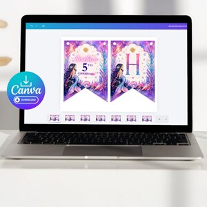 Puede incluir: Una pantalla de port&aacute;til muestra un dise&ntilde;o de banner con tem&aacute;tica de sirenas. El banner presenta una ilustraci&oacute;n de sirena, el texto "Amelia's 5th Birthday" y la letra "H". El dise&ntilde;o utiliza tonos de morado, rosa y azul. Es visible un bot&oacute;n de descarga de Canva.