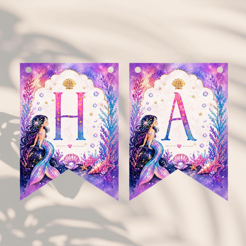 Puede incluir: Dos banderines con tem&aacute;tica de sirenas con las letras "HA". Cada bander&iacute;n presenta una ilustraci&oacute;n de sirena, conchas marinas y estrellas de mar sobre un fondo morado y turquesa. Dise&ntilde;ado para una fiesta.