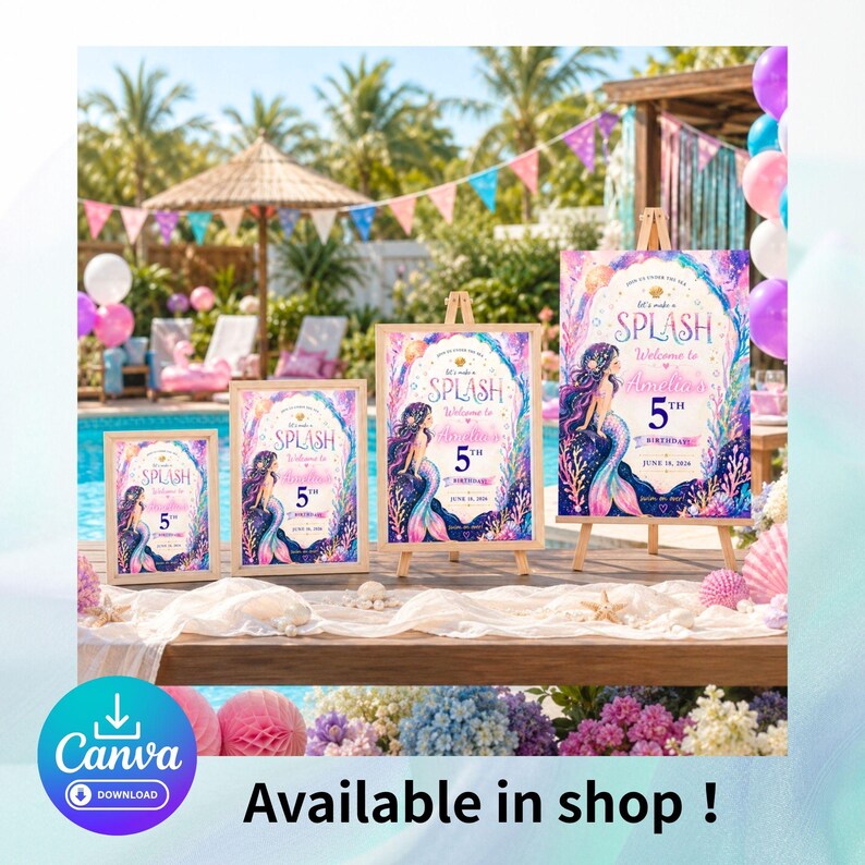 Puede incluir: Cuatro letreros de fiesta de cumplea&ntilde;os con tem&aacute;tica de sirenas en caballetes. Los letreros presentan una ilustraci&oacute;n de sirena, el texto "SPLASH" y el n&uacute;mero "5". Los letreros se exhiben sobre una mesa con flores y decoraciones, con una piscina y palmeras al fondo.