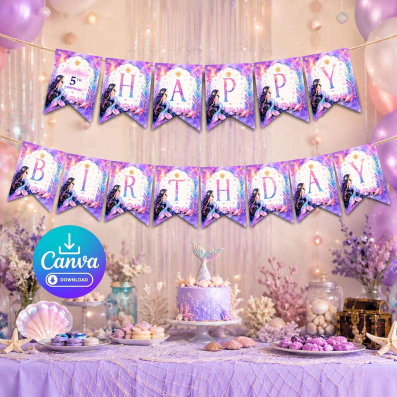 Puede incluir: Decoraci&oacute;n de fiesta de cumplea&ntilde;os con tem&aacute;tica de sirenas con una pancarta que dice "Happy Birthday". La pancarta y la tarta presentan ilustraciones de sirenas y una combinaci&oacute;n de colores p&uacute;rpura. La mesa est&aacute; puesta con golosinas y decoraciones.