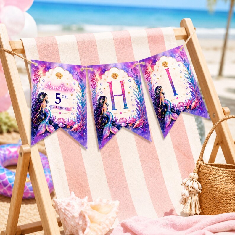 Puede incluir: Una pancarta de cumplea&ntilde;os con tem&aacute;tica de sirenas con el nombre "Amelia" y el n&uacute;mero "5th" en el primer bander&iacute;n. La pancarta deletrea "HI" con los otros dos banderines. La pancarta es morada, rosa y azul con ilustraciones de sirenas y detalles de conchas marinas.