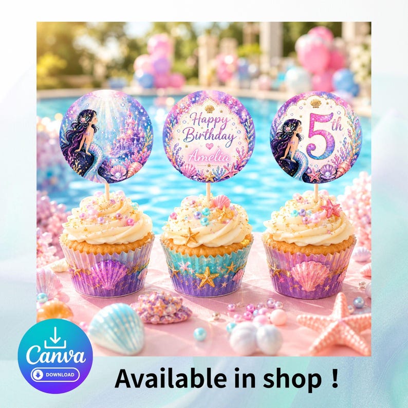 Puede incluir: Tres cupcakes con adornos tem&aacute;ticos de sirenas. Los adornos presentan sirenas y el texto "Happy Birthday Amelia" y "5th". Los envoltorios de los cupcakes est&aacute;n decorados con conchas marinas y escamas de sirena. La imagen tambi&eacute;n incluye el texto "Available in shop!"