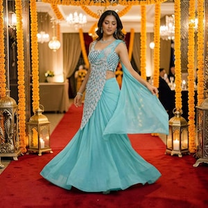 Puede incluir: Una taza de cerámica blanca con un asa negra y el texto "But First, Coffee" en negro, con una fuente de estilo manuscrito. La taza está sobre una superficie blanca.