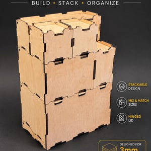 Può includere: Scatole portaoggetti modulari impilabili in legno chiaro con giunti a incastro visibili. Il testo recita MODULAR STACKABLE STORAGE BOXES, BUILD STACK ORGANIZE, STACKABLE DESIGN, MIX & MATCH SIZES, HINGED LID, DESIGNED FOR 3mm PLYWOOD / MDF / ACRYLIC.