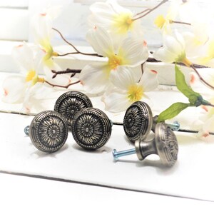 Silver floral knob, Round drawer pull, Daisy flower hardware