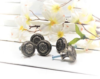 Silver floral knob, Round drawer pull, Daisy flower hardware