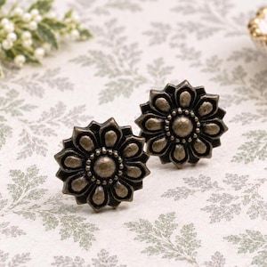 Antique Bronze Floral Cabinet Knob, Vintage Inspired Daisy Drawer Pull