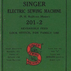 Könnte beinhalten: Vintage Singer Nähmaschinen-Bedienungsanleitung. Das Cover ist grün mit schwarzem Text und einem roten Singer-Logo. Das Handbuch ist für das Modell 201-2, mit Rückwärtsgang und Steppstich für den Familiengebrauch. Gedruckt in den USA.