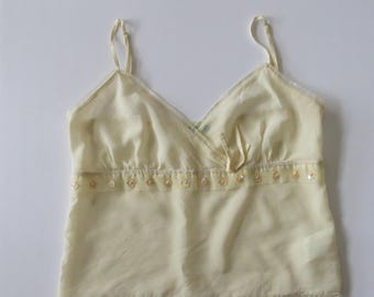 Vintage lichtgeel hemdje van Italiaanse zijde met kralen, pailletten - United Colors of Benetton