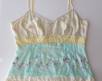 Canotta vintage italiana in seta, top ricamato con fiori e perline, Made in Italy, anni 2000
